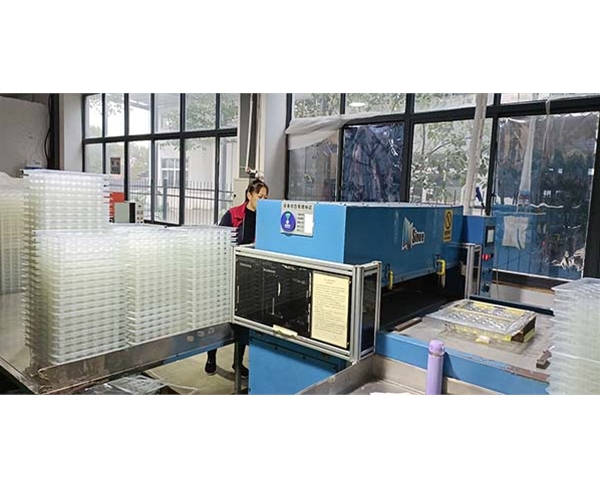 吸(xi)塑車間一角