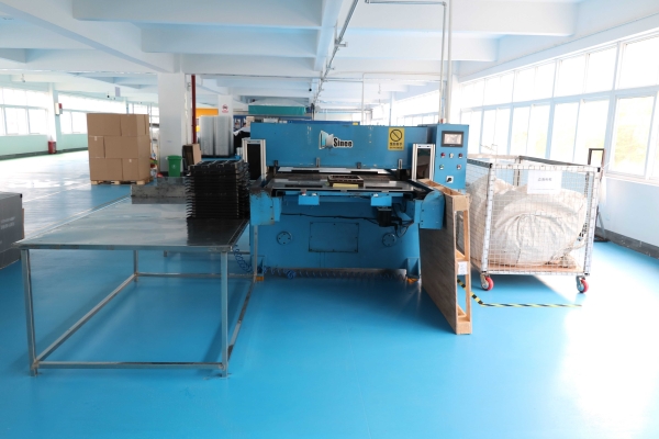 吸塑包(bāo)裝生産(chǎn)車間