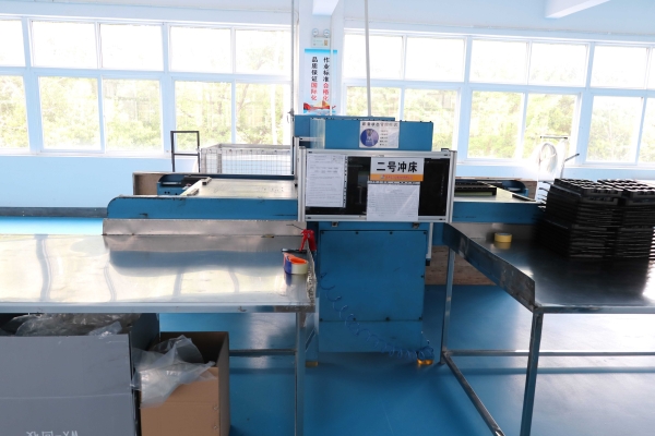 吸塑包(bāo)裝生産車(che)間