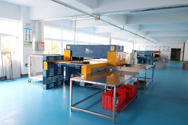 吸塑包(bao)裝生産(chǎn)車間