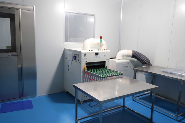 吸塑包(bao)裝生産(chǎn)車間