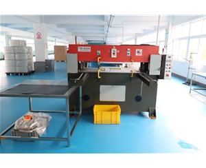 吸塑包(bāo)裝生産車(che)間